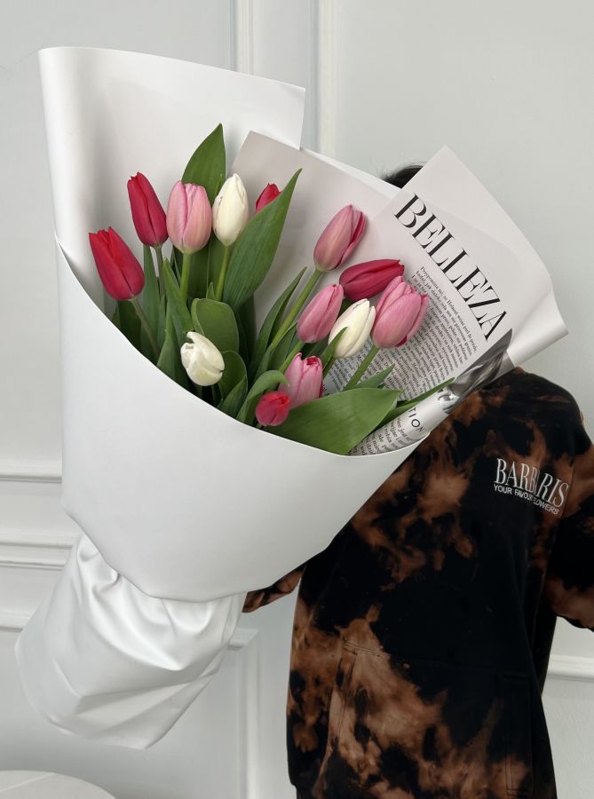 13 тюльпанов в стильной упаковке