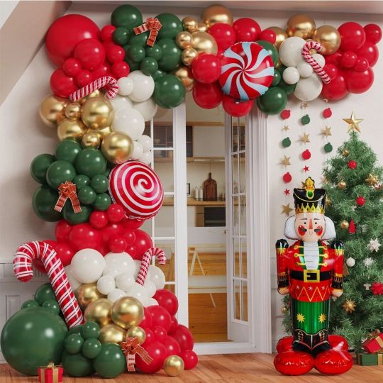 Фотозона новогодняя с щелкунчиком из воздушных шаров
