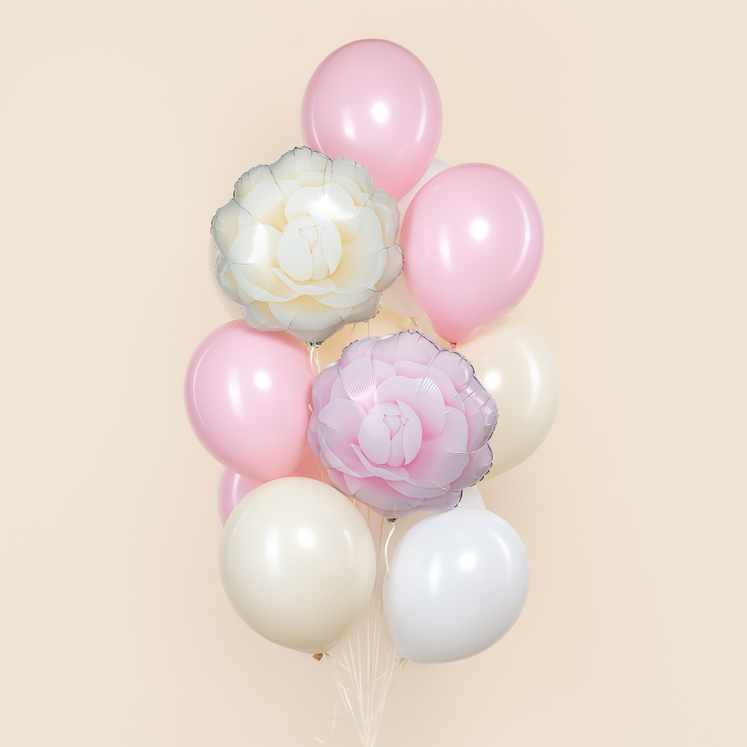 Фонтан с камелиями из шаров с гелием