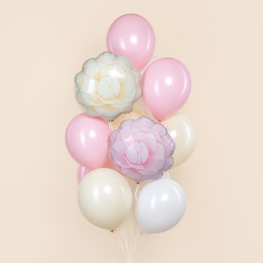 Фонтан с камелиями из шаров с гелием