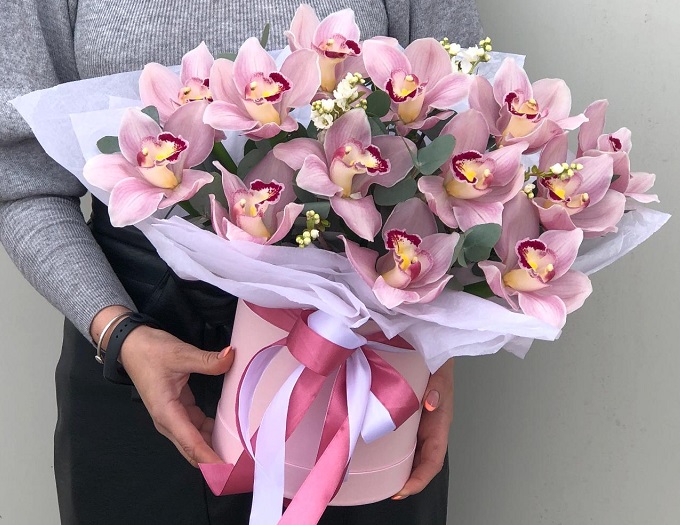 Коробка с розовой орхидеей