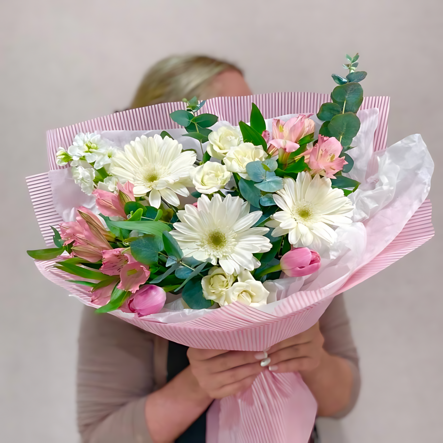 Букет из белых гербер и альстромерий