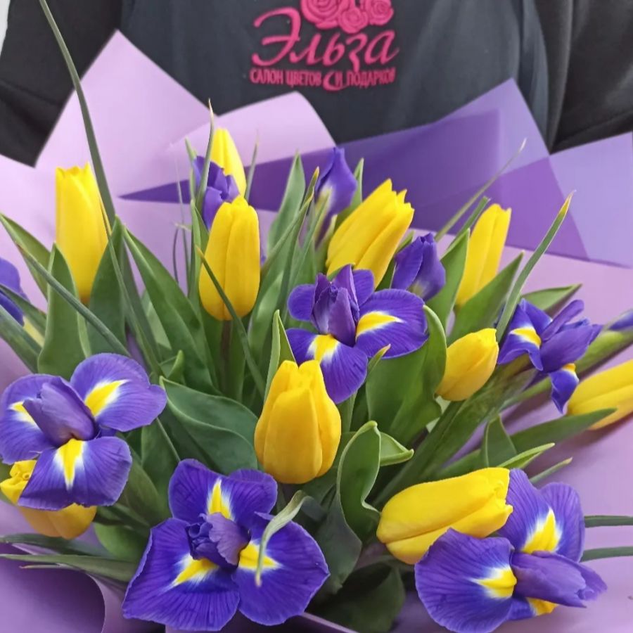 Яркий весенний букет тюльпаны с ирисами от 11шт