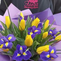 Яркий весенний букет тюльпаны с ирисами от 11шт