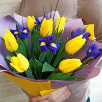 Яркий весенний букет тюльпаны с ирисами от 11шт