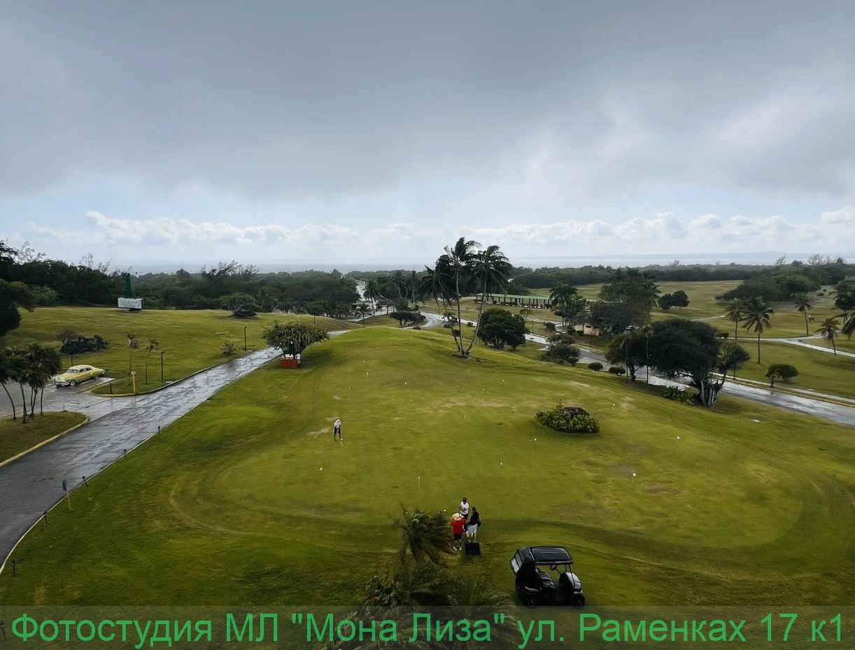 Гольф и историческое здание