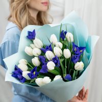 Белые тюльпаны с ирисами