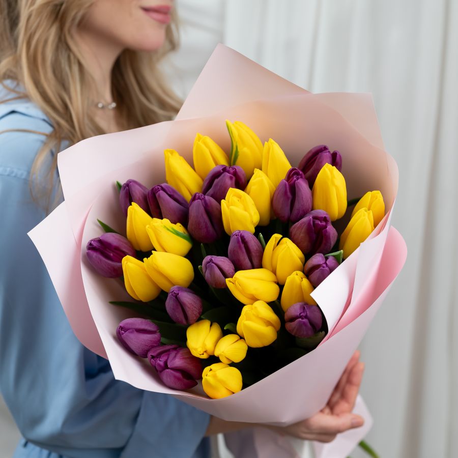 Желтые и фиолетовые тюльпаны 35 штук