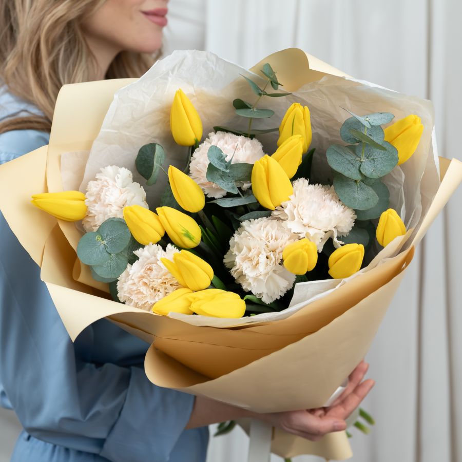Желтые тюльпаны с диантусами и эвкалиптом