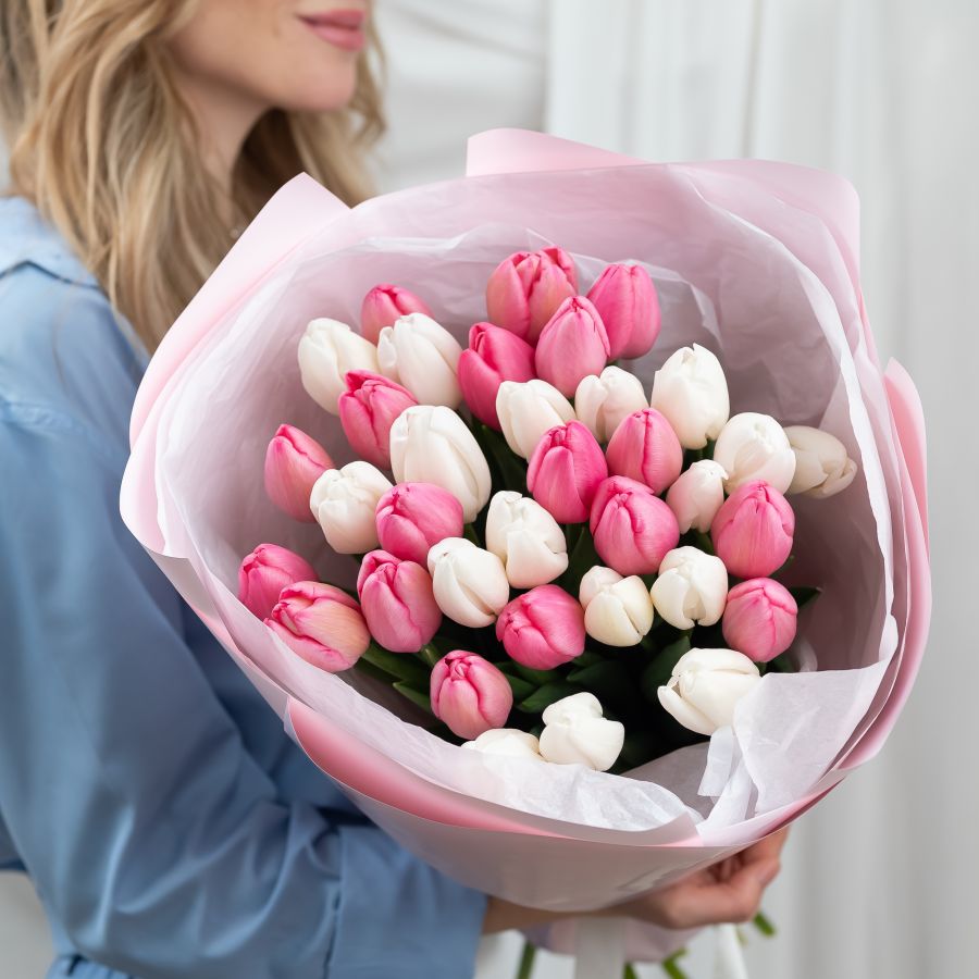 Букет из розовых и белых тюльпанов (от 15 шт)