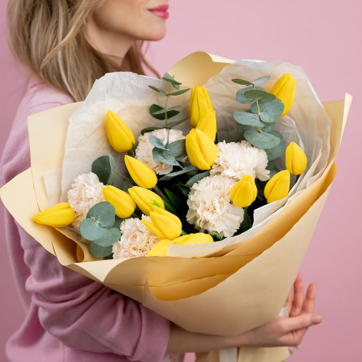 Весенний букет с тюльпанами и диантусами