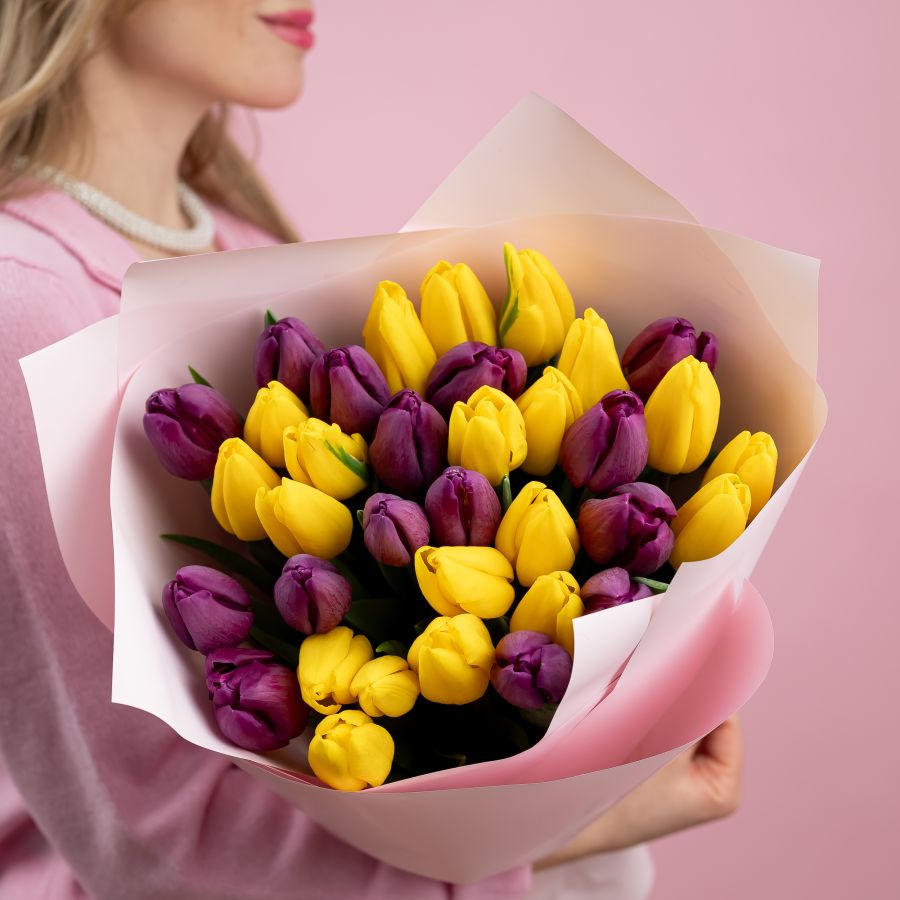 Желтые и фиолетовые тюльпаны 35 штук