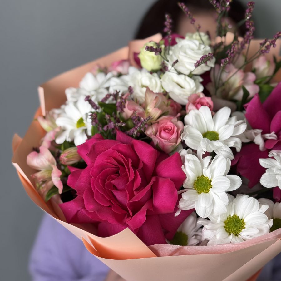 Букет из роз и хризантем