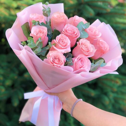 11 роз Би Свит с эвкалиптом в упаковке