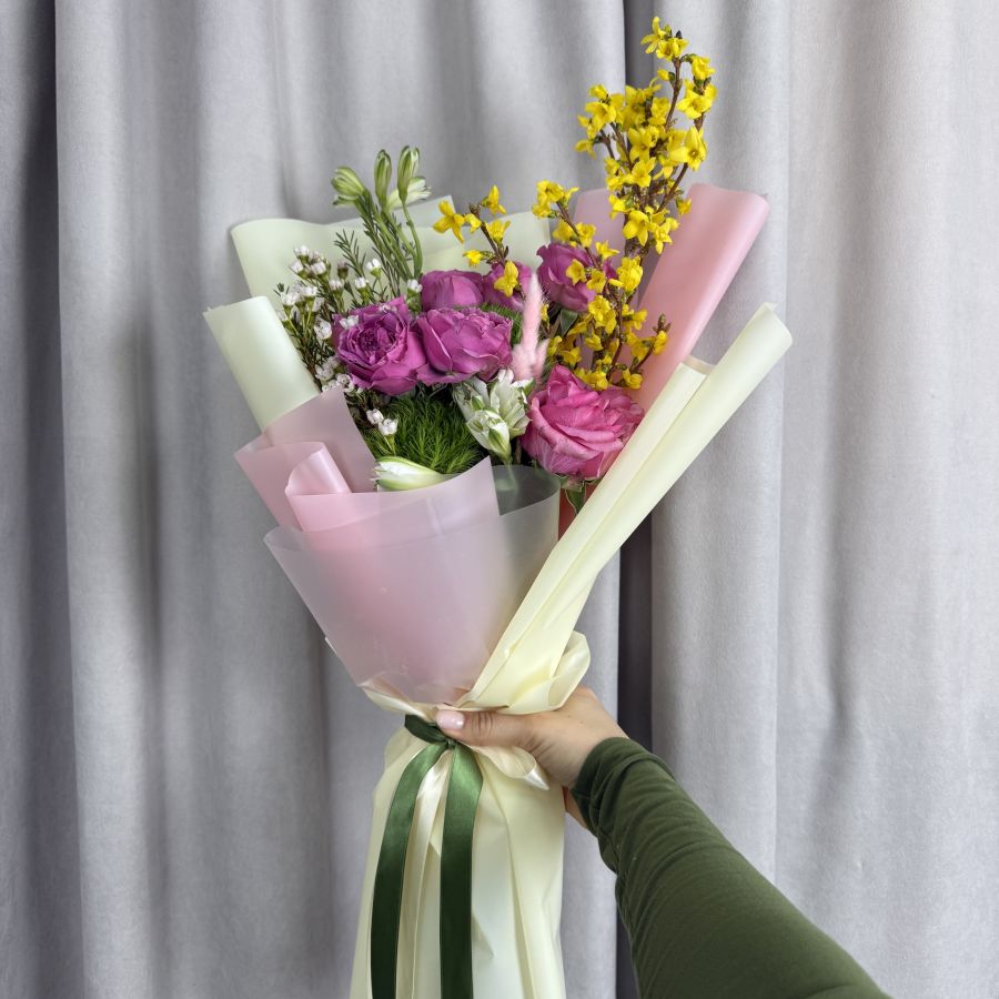 Яркий букет с форзицией и розами