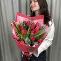 Букет из 15 тюльпанов с эвкалиптом