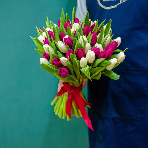 Белые-розовые тюльпаны под ленту