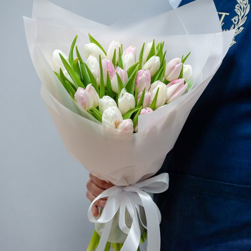 Белые и розовые тюльпаны