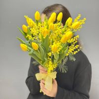 Тюльпаны с мимозой