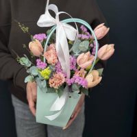 Композиция с тюльпанами