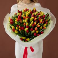 Букет из разноцветных тюльпанов