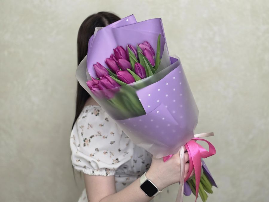 Букет из сиреневых тюльпанов