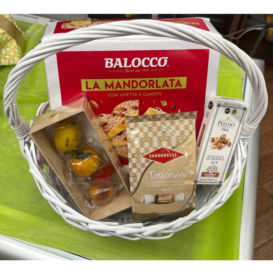 Корзина Подарочный набор с марципаном