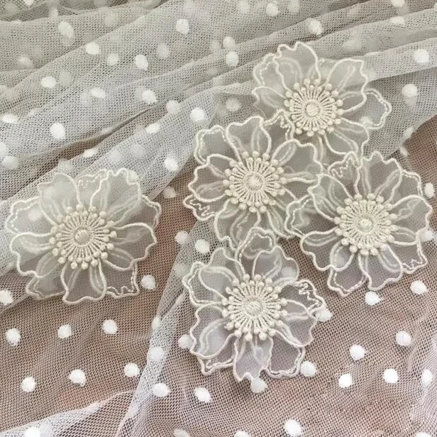 фото Нашивка - Аппликация Цветок 3D вышивка на органзе 60 мм 1 штука в упаковке 03 бежевый (VAS- ZYLPYY.03)