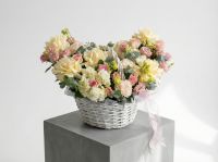 Авторская корзина с  белыми францускими розами, гортензией и лизианутсом #8615