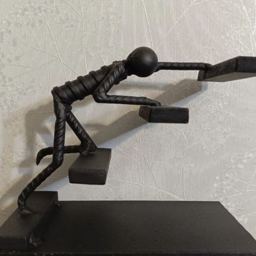 Фигурка человека из металла на Лестнице