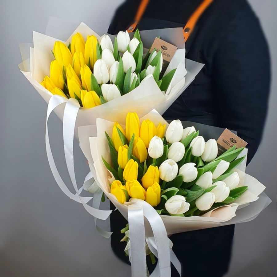 25 белых и желтых тюльпанов
