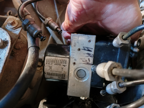 Замена Резиновых Опор Подвески Гидроблока Abs на Автомобиле Варшавское шоссе 170Бс7