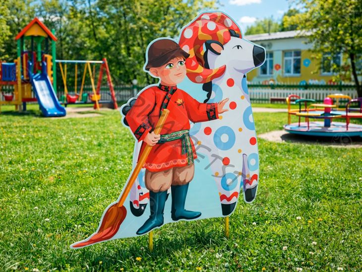 Уличная фигура "Мальчик с дымковской игрушкой"