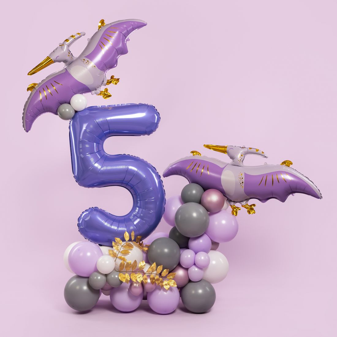 Цифра с летающими динозаврами из воздушных шаров