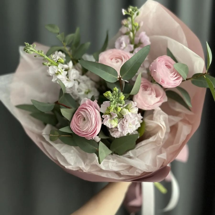 Ранункулюсы с эвкалиптом под ленту