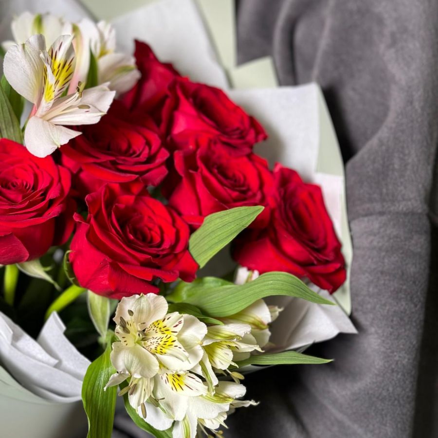Букет красные розы с альстромерией