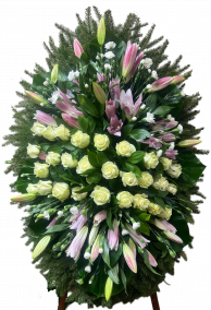 Фото Ритуальный венок из живых цветов # 50 из белых роз, папоротника, лилии.