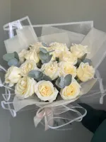 Букет из 15 роз candlelight и эвкалиптом