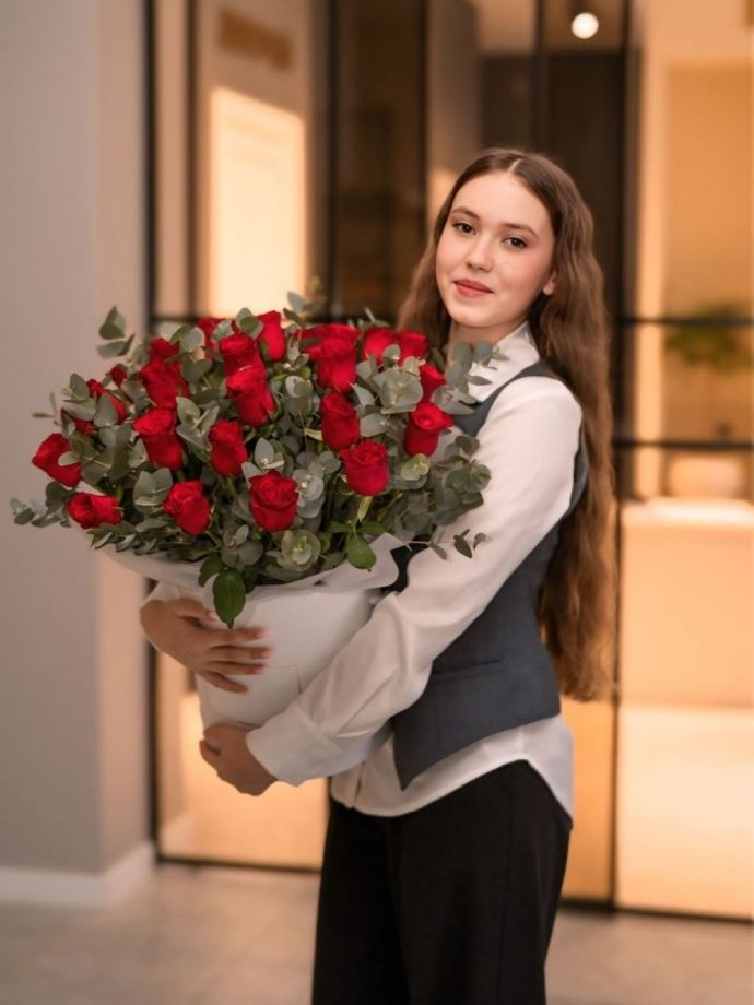 Коробка из 25 роз с эвкалиптом "Последний звонок"