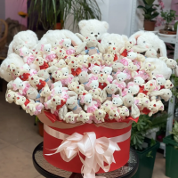 Шляпная коробка с мягкой игрушкой