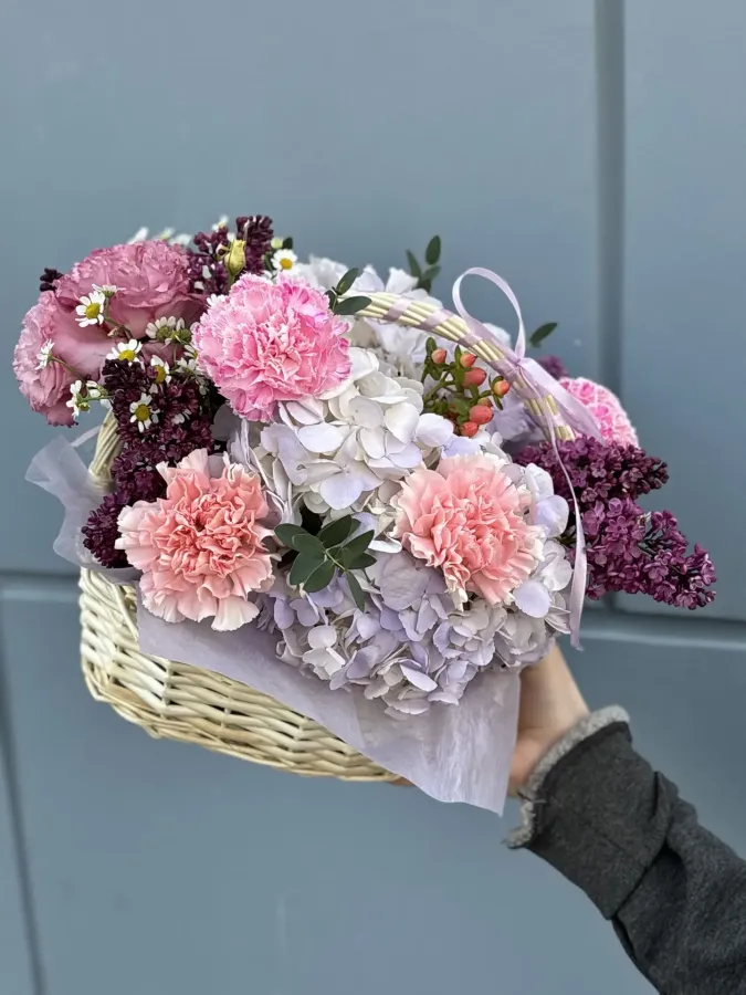 Корзина из сирени, гортензии, диантусов и ромашки