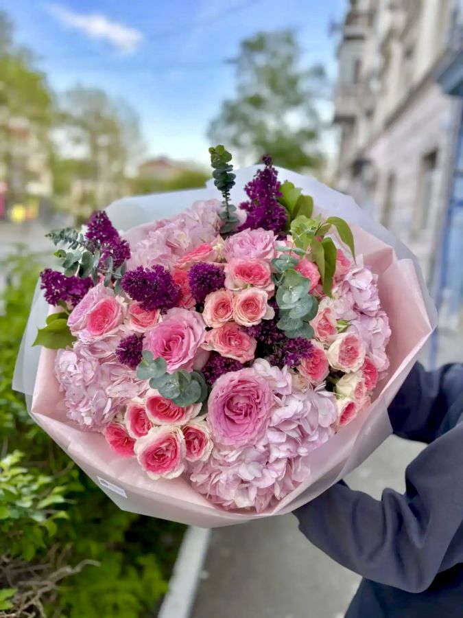 Сборный букет из кустовой розы и сирени