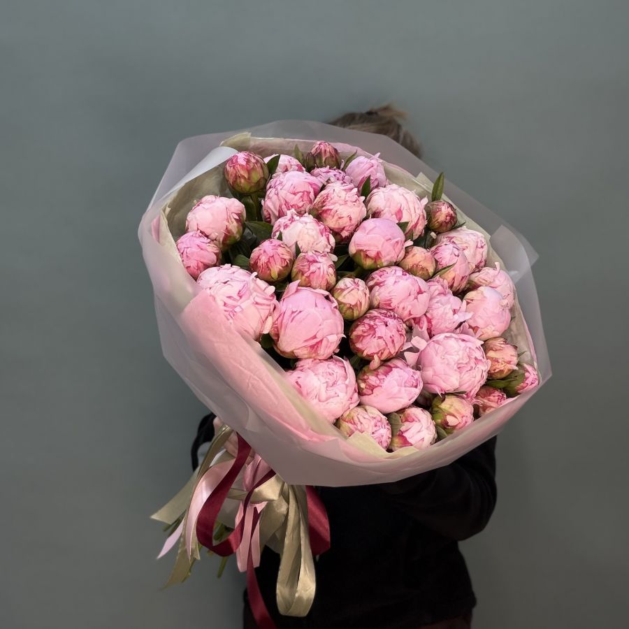 37 розовых пионов
