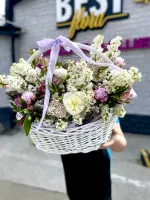 Корзина из матиолы и пионов