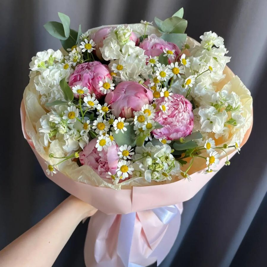 Букет с пионами ароматный июнь