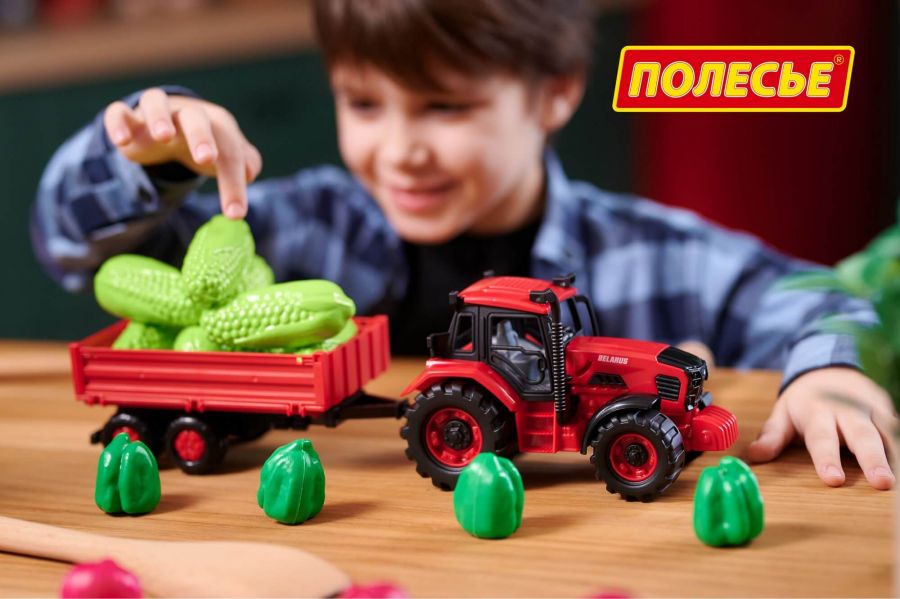 Трактор BELARUS с бортовым прицепом