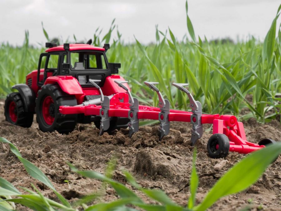 Трактор BELARUS с плугом