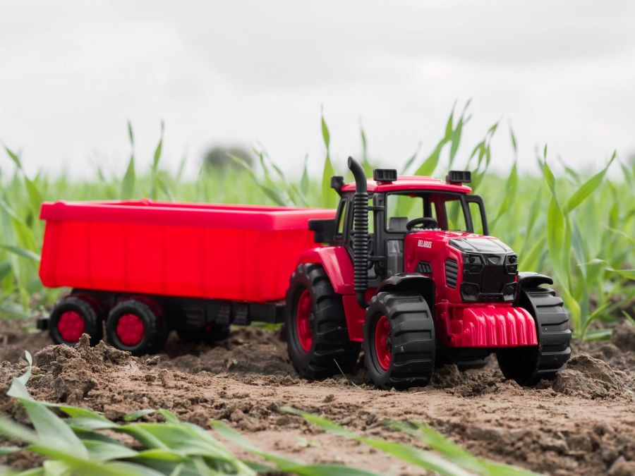 Трактор BELARUS с прицепом