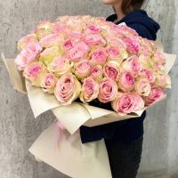 51 роза Эквадор в оформлении