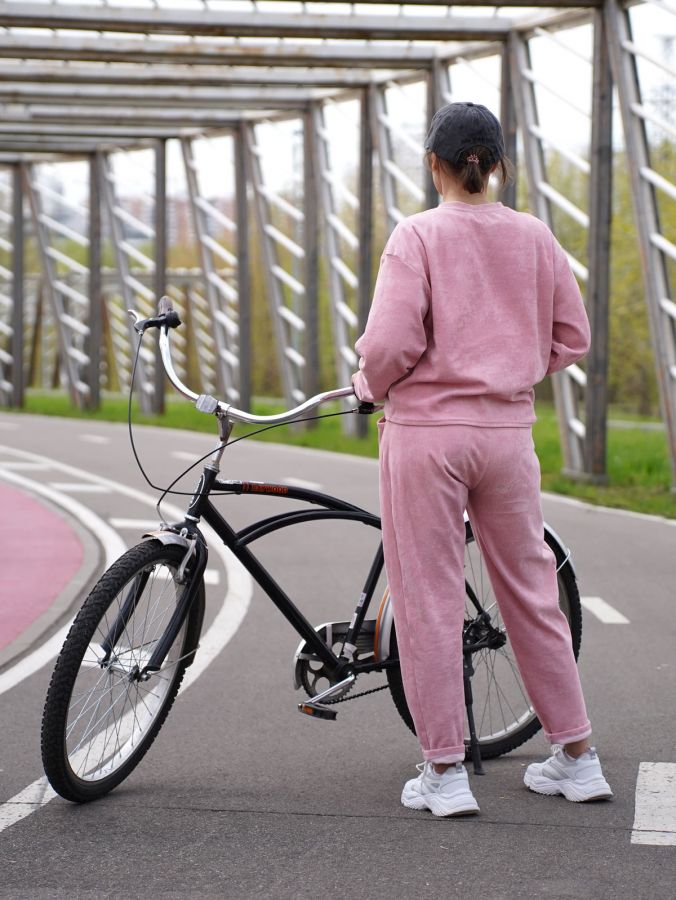 Брюки с защипами из вельвета розовые